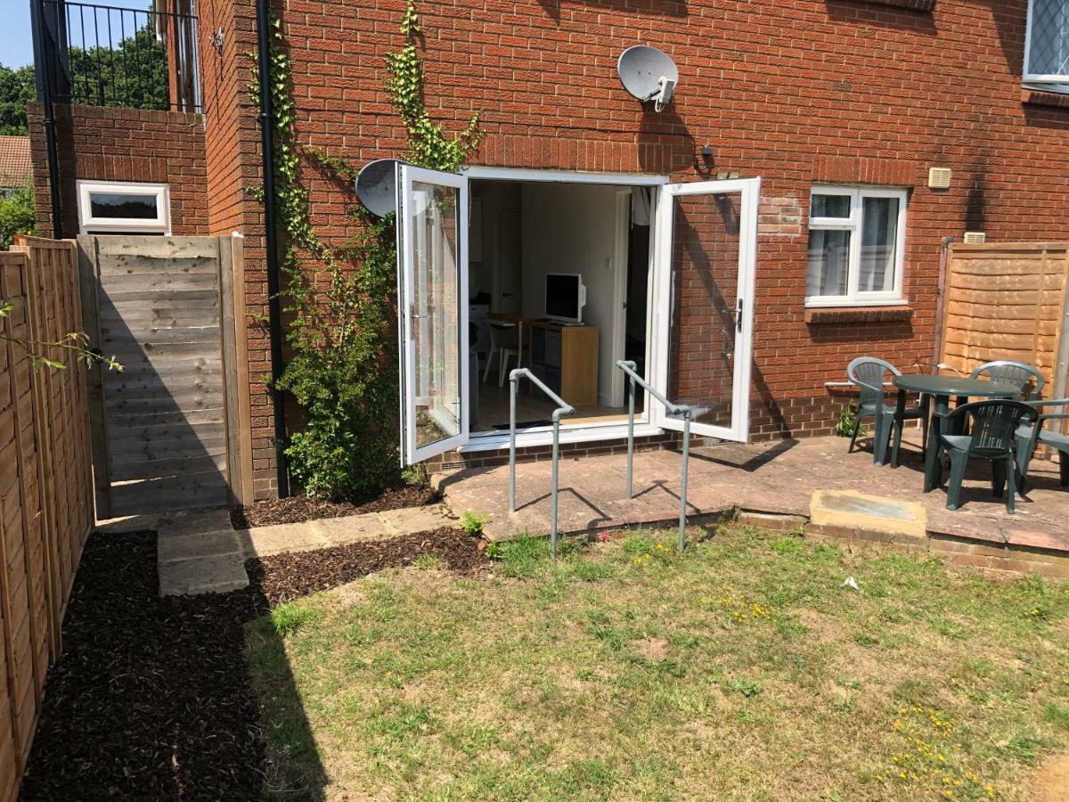 Home-From-Home - Self Catering Garden Apartment, Waterlooville Exterior photo